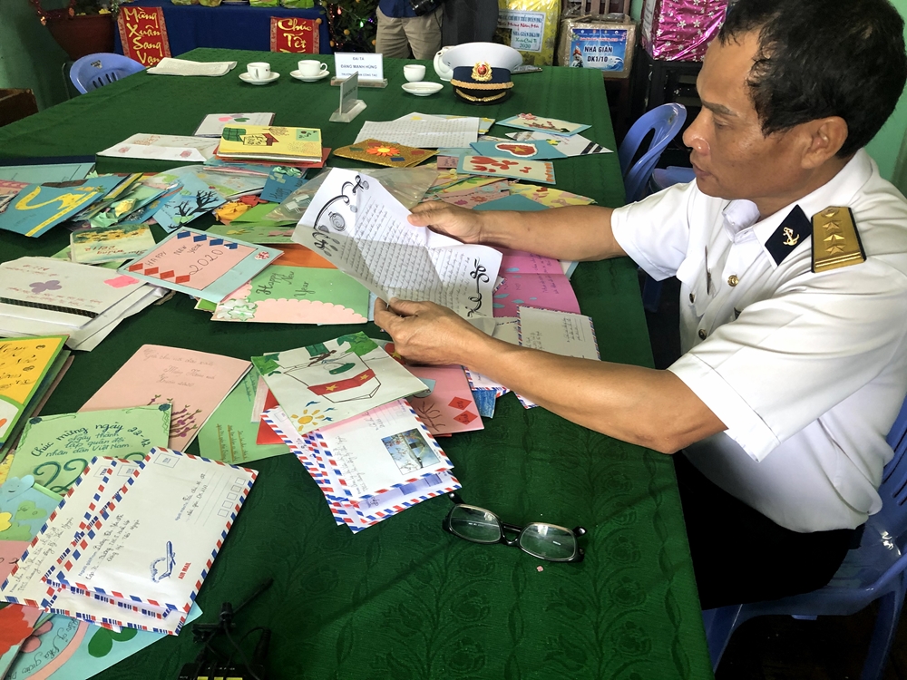 Hàng và quà Tết của Bộ Quốc phòng, Bộ tư lệnh Hải quân, Bộ tư lệnh Vùng 2 Hải quân và của chính quyền và người dân, các tổ chức xã hội trong cả nước tặng bộ đội trên các nhà giàn vui xuân, đón Tết đầy đủ như trên đất liền. Thư từ đất liền luôn để lại những cảm xúc đặc biệt.